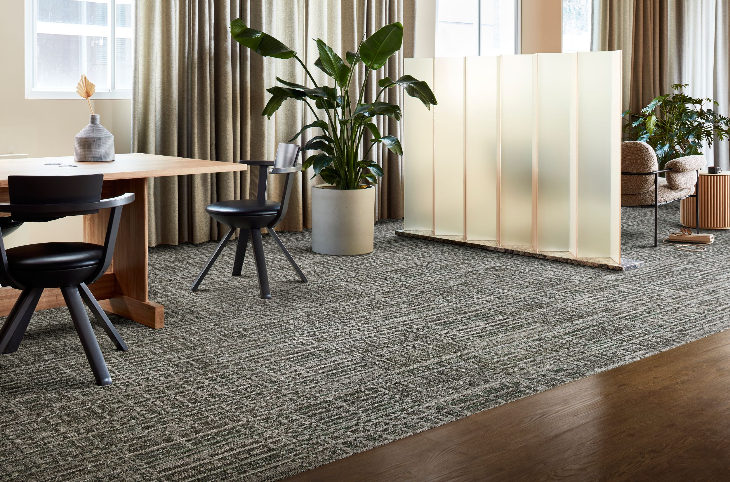 Interface Knit Intent carpet tile with Steady Stride plank LVT in workplace collaborative space imagen n&uacute;mero 5